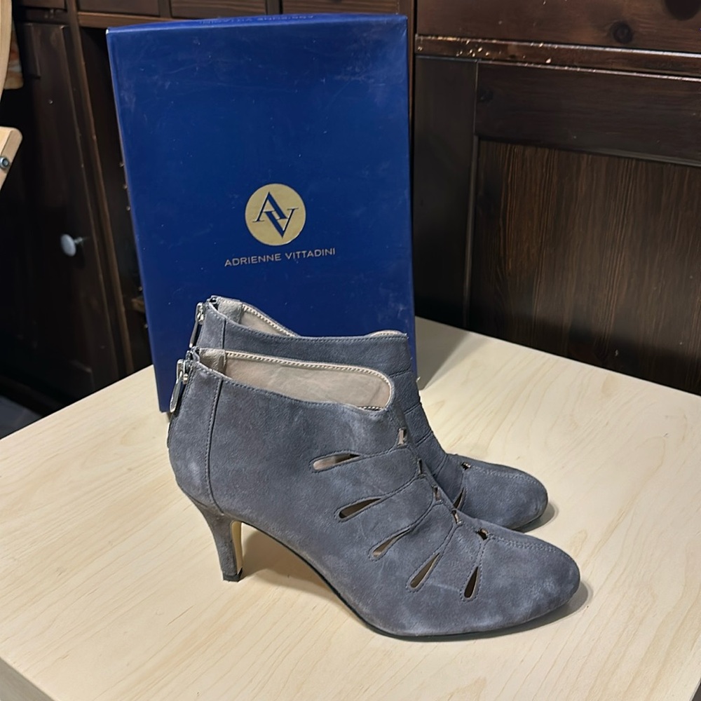 ADRIENNE VITTADINI AV -TRENT GRAPHTE -KS KID SUEDE HEEL